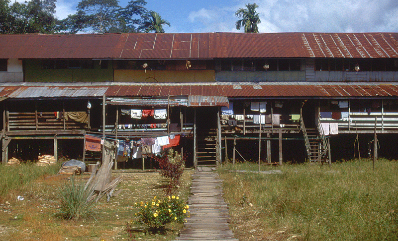 788_De hoofdingang van het Longhouse met de was van de Hollandse reizigers.jpg